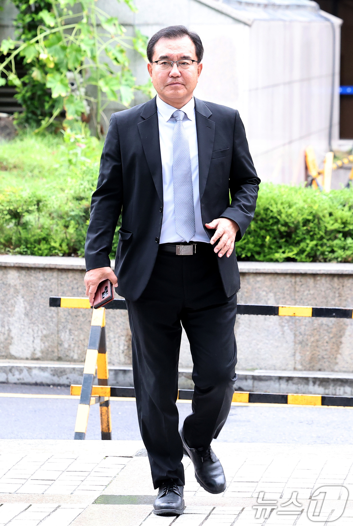 (서울=뉴스1) 김성진 기자 = 순직 해병 수사 방해 의혹 사건을 수사하는 이명현 특별검사가 25일 오전 서울 서초구 사무실로 출근하고 있다. 2025.6.25/뉴스1