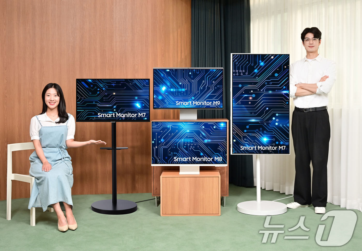 (서울=뉴스1) = 삼성전자가 2025년형 스마트모니터 신제품 M9·M8·M7 3종을 25일 출시했다고 밝혔다.모델들이 제품을 소개하고 있다. (삼성전자 제공. 재판매 및 DB 금 …