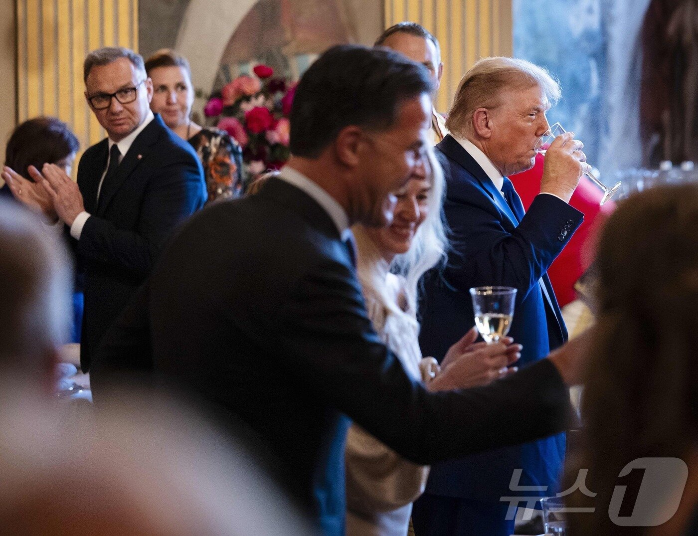 본문 이미지 - 도널드 트럼프 미국 대통령이 24일&#40;현지시간&#41; 네덜란드 헤이그 하우스텐보스궁에서 열린 북대서양조약기국 회원국 정상 만찬에서 음료를 마시고 있다. ⓒ AFP=뉴스1