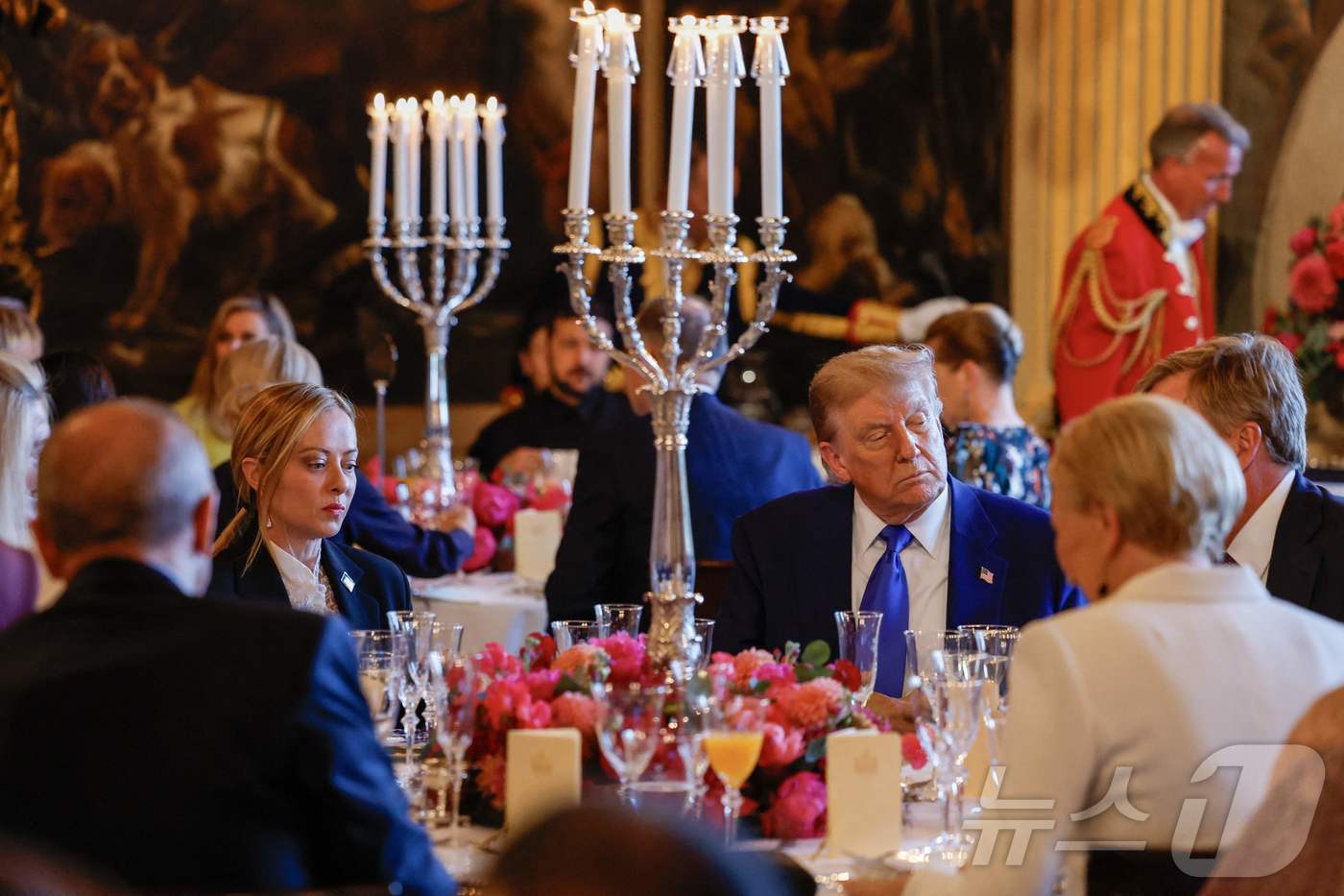 본문 이미지 - 도널드 트럼프 미국 대통령이 24일&#40;현지시간&#41; 네덜란드 헤이그 하우스텐보스궁에서 열린 북대서양조약기국 회원국 정상 만찬에 참석 하고 있다.  ⓒ AFP=뉴스1