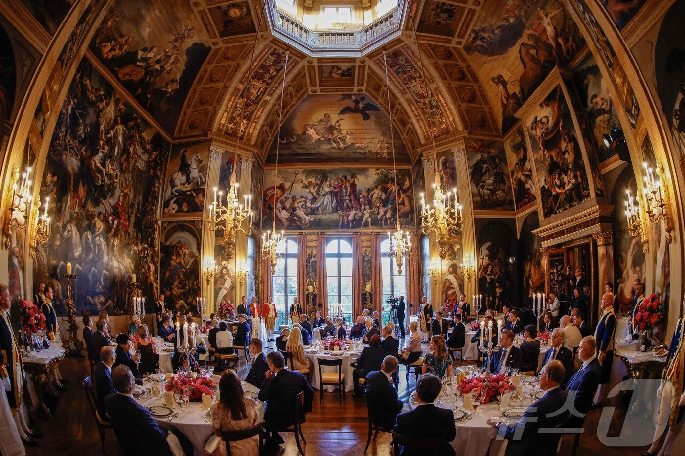 본문 이미지 - 24일&#40;현지시간&#41; 네덜란드 헤이그 하우스텐보스궁에서 열린 북대서양조약기국 회원국 정상 만찬이 열리고 있다. ⓒ AFP=뉴스1