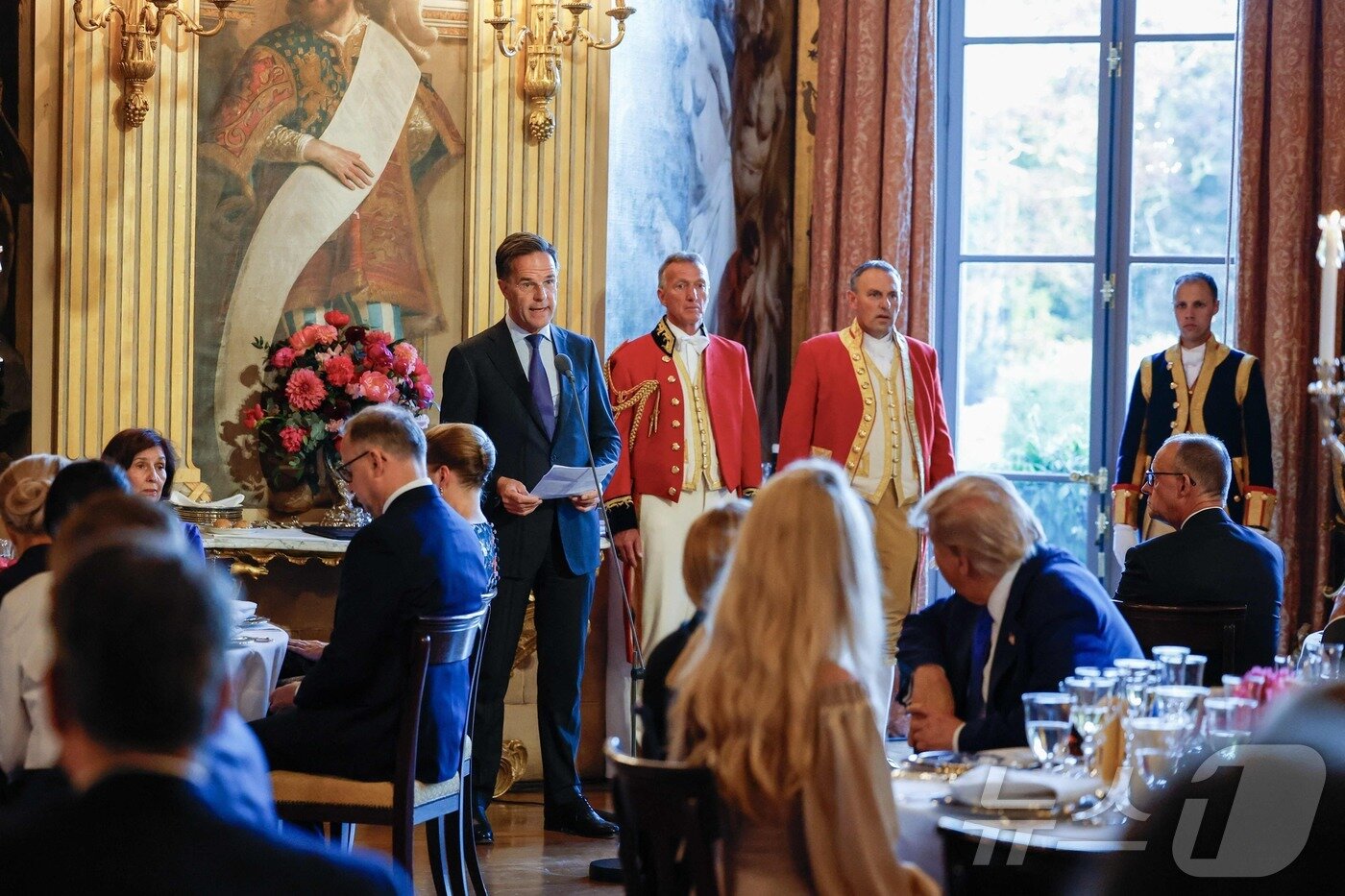 본문 이미지 - 마크 뤼터 나토 사무총장이 24일&#40;현지시간&#41; 네덜란드 헤이그 하우스텐보스궁에서 열린 북대서양조약기국 회원국 정상 만찬에서 연설을 하고 있다.  ⓒ AFP=뉴스1