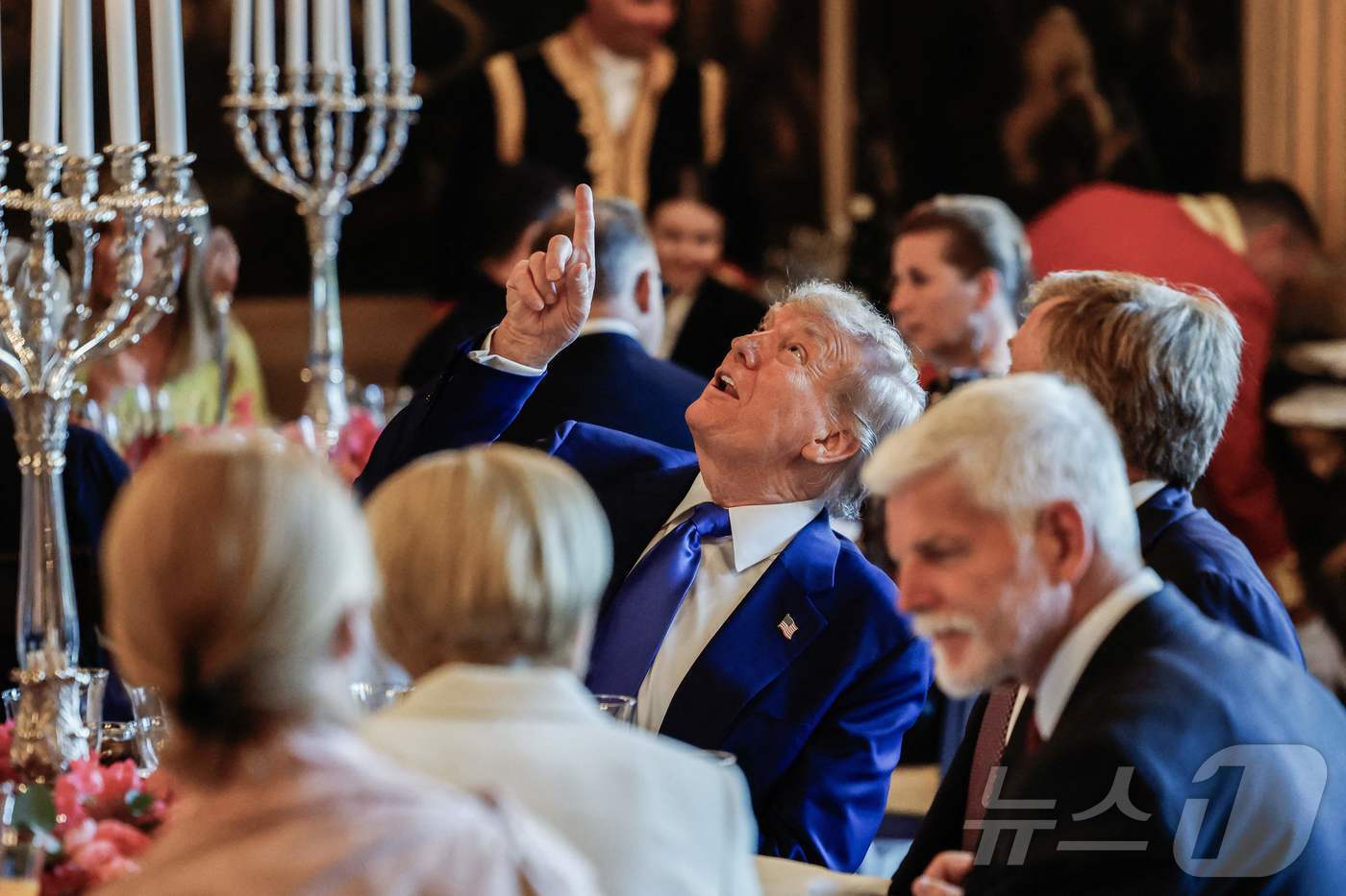 본문 이미지 - 도널드 트럼프 미국 대통령이 24일&#40;현지시간&#41; 네덜란드 헤이그 하우스텐보스궁에서 열린 북대서양조약기국 회원국 정상 만찬에서 손짓을 하고 있다.  ⓒ AFP=뉴스1