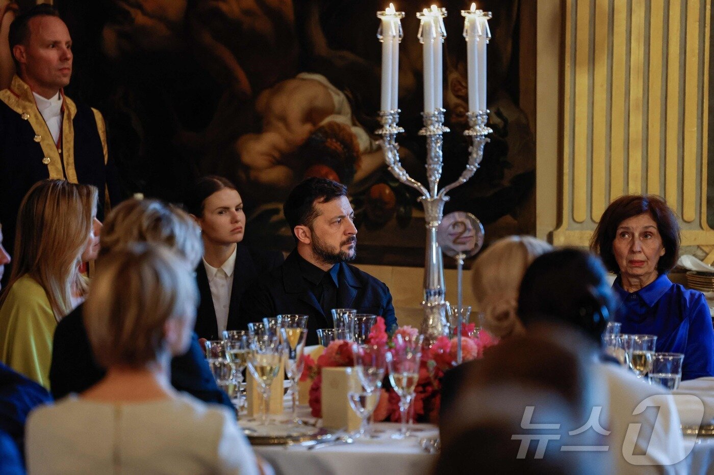 본문 이미지 - 볼로디미르 젤렌스키 우크라이나 대통령이  24일&#40;현지시간&#41; 네덜란드 헤이그 하우스텐보스궁에서 열린 북대서양조약기국 회원국 정상 만찬에 참석하고 있다. ⓒ AFP=뉴스1