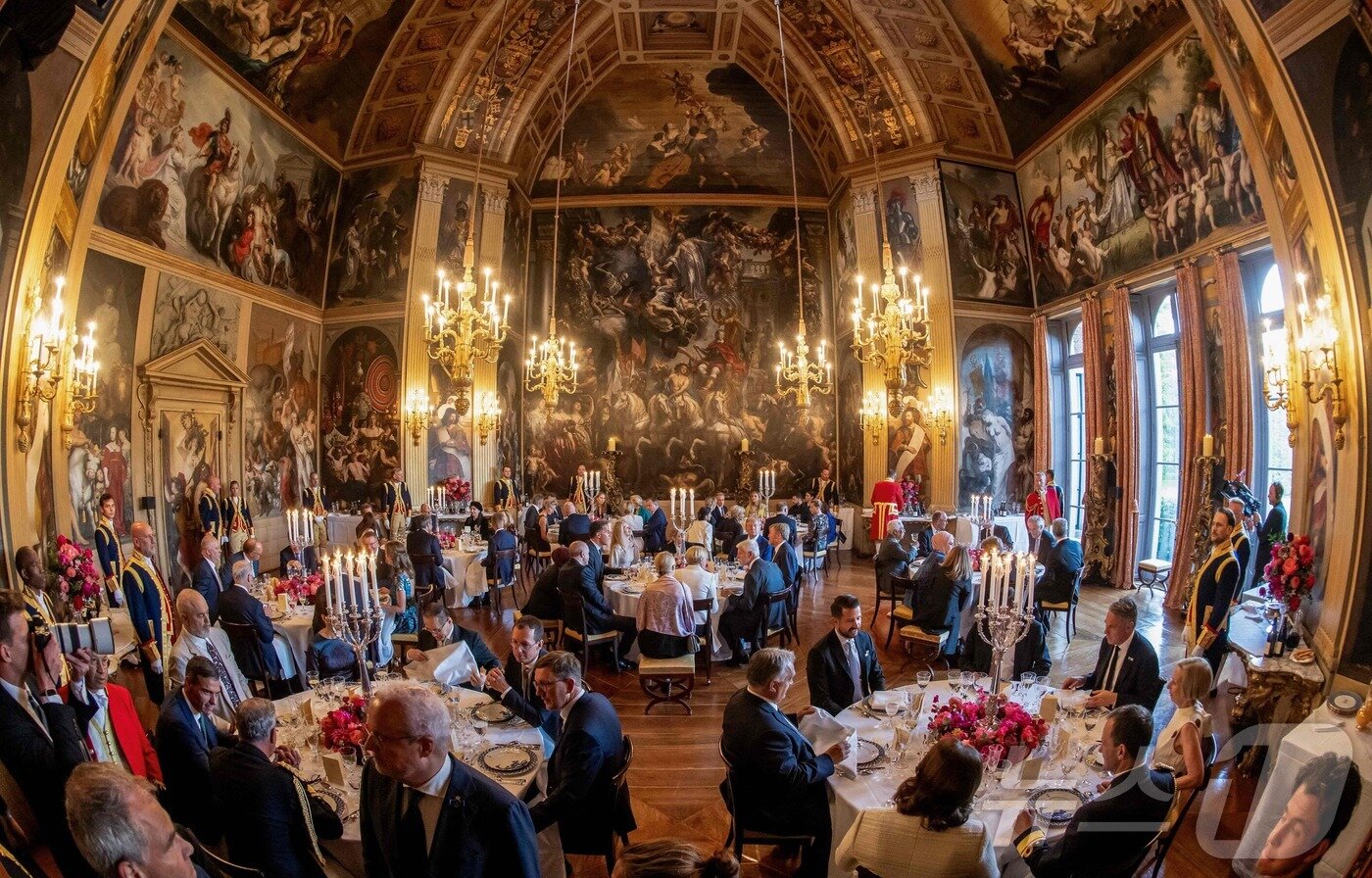 본문 이미지 - 24일&#40;현지시간&#41; 네덜란드 헤이그 하우스텐보스궁에서 열린 북대서양조약기국 회원국 정상 만찬이 열리고 있다.ⓒ AFP=뉴스1