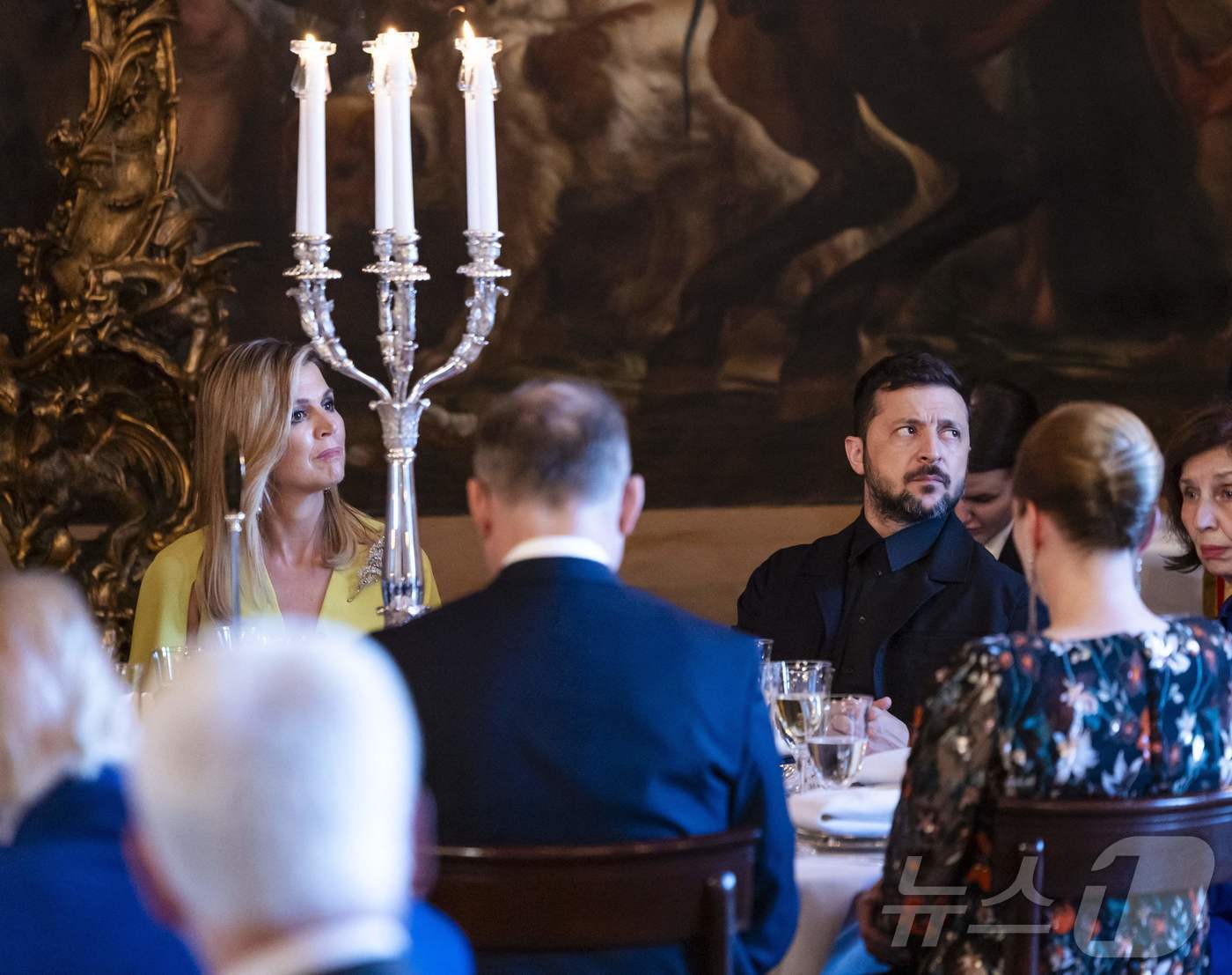 본문 이미지 - 볼로디미르 젤렌스키 우크라이나 대통령이 24일&#40;현지시간&#41; 네덜란드 헤이그 하우스텐보스궁에서 열린 북대서양조약기국 회원국 정상 만찬에 참석하고 있다. ⓒ AFP=뉴스1