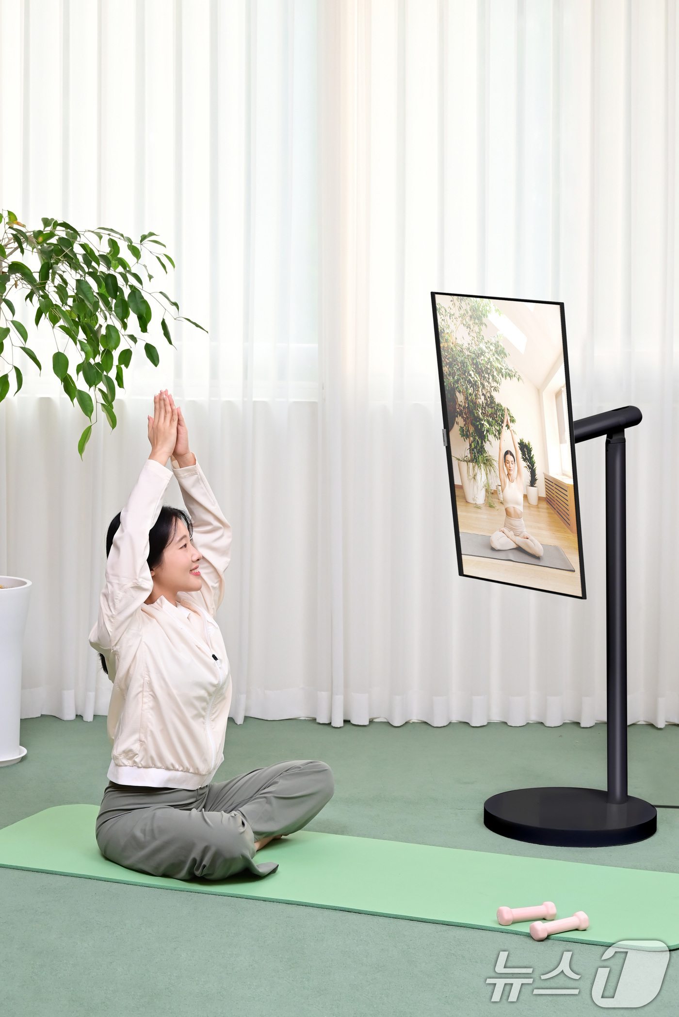 (서울=뉴스1) = 삼성전자가 2025년형 스마트모니터 신제품 M9·M8·M7 3종을 25일 출시했다고 밝혔다.삼성전자 모델이 2025년형 삼성 스마트모니터 M7에 무빙스탠드 신제 …