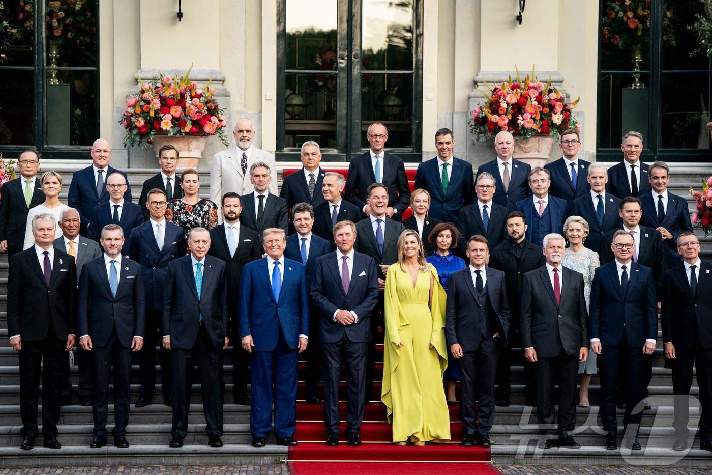 (서울=뉴스1) = 나토 회원국 정상들이 24일(현지시간) 네덜란드 헤이그에서 열린 북대서양조약기구 국가 정부 정상회의에서 빌럼 알렉산더르 네덜란드 국왕과 막시마 왕비와 함께 기념 …