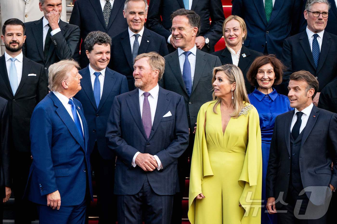 본문 이미지 - 도널드 트럼프 미국 대통령을 비롯한 나토 회원국 정상들이 24일&#40;현지시간&#41; 네덜란드 헤이그에서 열린 북대서양조약기구 국가 정부 정상회의에서 빌럼 알렉산더르 네덜란드 국왕, 막시마 왕비와 함께 기념촬영에 앞서 대화를 나누고 있다. ⓒ AFP=뉴스1