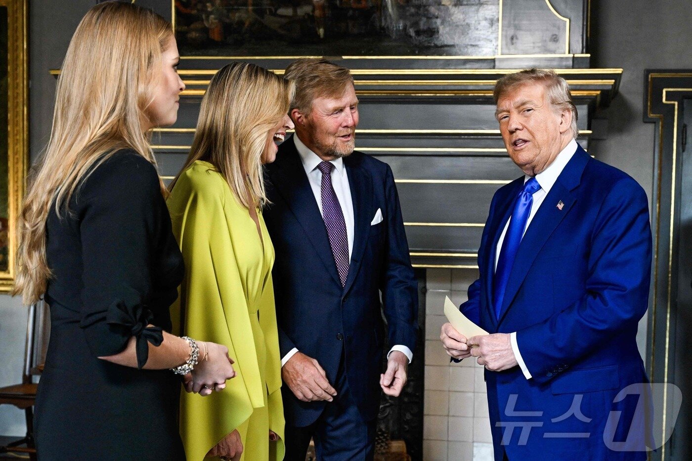 본문 이미지 - 도널드 트럼프 미국 대통령이 24일&#40;현지시간&#41; 24일&#40;현지시간&#41; 네덜란드 헤이그 하우스텐보스궁에서 열린 북대서양조약기국 회원국 정상 만찬에 앞서 빌럼 알렉산더르 네덜란드 국왕과 인사를 나누고 있다.  ⓒ AFP=뉴스1