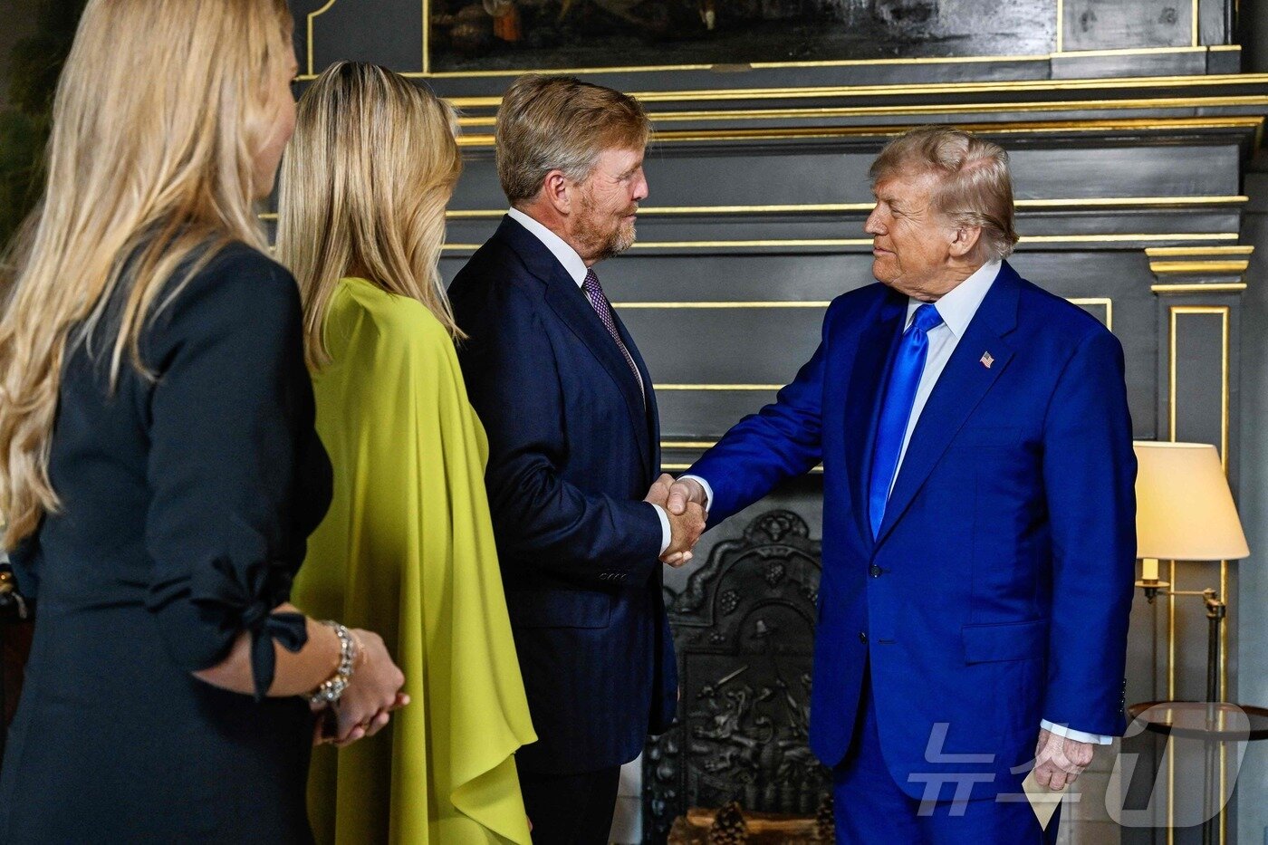 본문 이미지 - 도널드 트럼프 미국 대통령이 24일&#40;현지시간&#41; 24일&#40;현지시간&#41; 네덜란드 헤이그 하우스텐보스궁에서 열린 북대서양조약기국 회원국 정상 만찬에 앞서 빌럼 알렉산더르 네덜란드 국왕과 인사를 나누고 있다.  ⓒ AFP=뉴스1