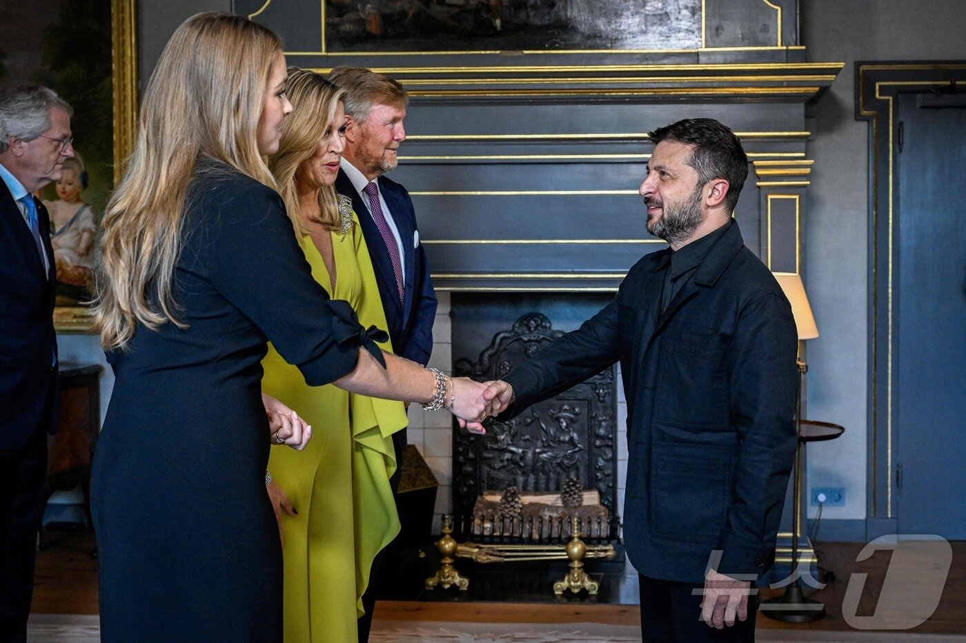 본문 이미지 - 볼로디미르 젤렌스키 우크라이나 대통령이 24일&#40;현지시간&#41; 24일&#40;현지시간&#41; 네덜란드 헤이그 하우스텐보스궁에서 열린 북대서양조약기국 회원국 정상 만찬에 앞서 빌럼 알렉산더르 네덜란드 국왕 등과 인사를 나누고 있다.ⓒ AFP=뉴스1