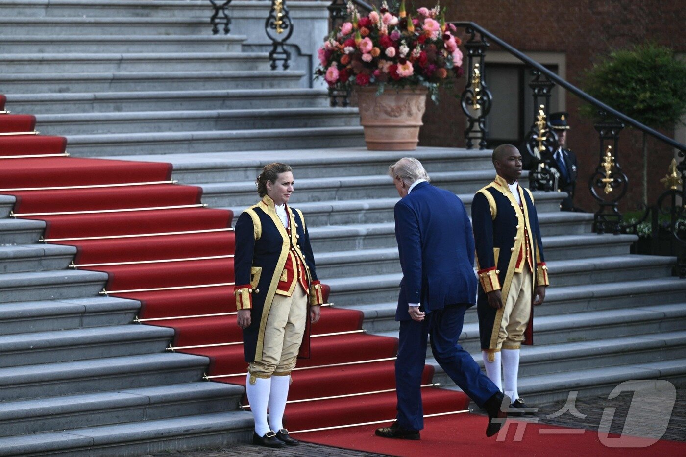 본문 이미지 - 도널드 트럼프 미국 대통령이 24일&#40;현지시간&#41; 24일&#40;현지시간&#41; 네덜란드 헤이그 하우스텐보스궁에서 열린 북대서양조약기국 회원국 정상 만찬에 참석하고 있다. ⓒ AFP=뉴스1