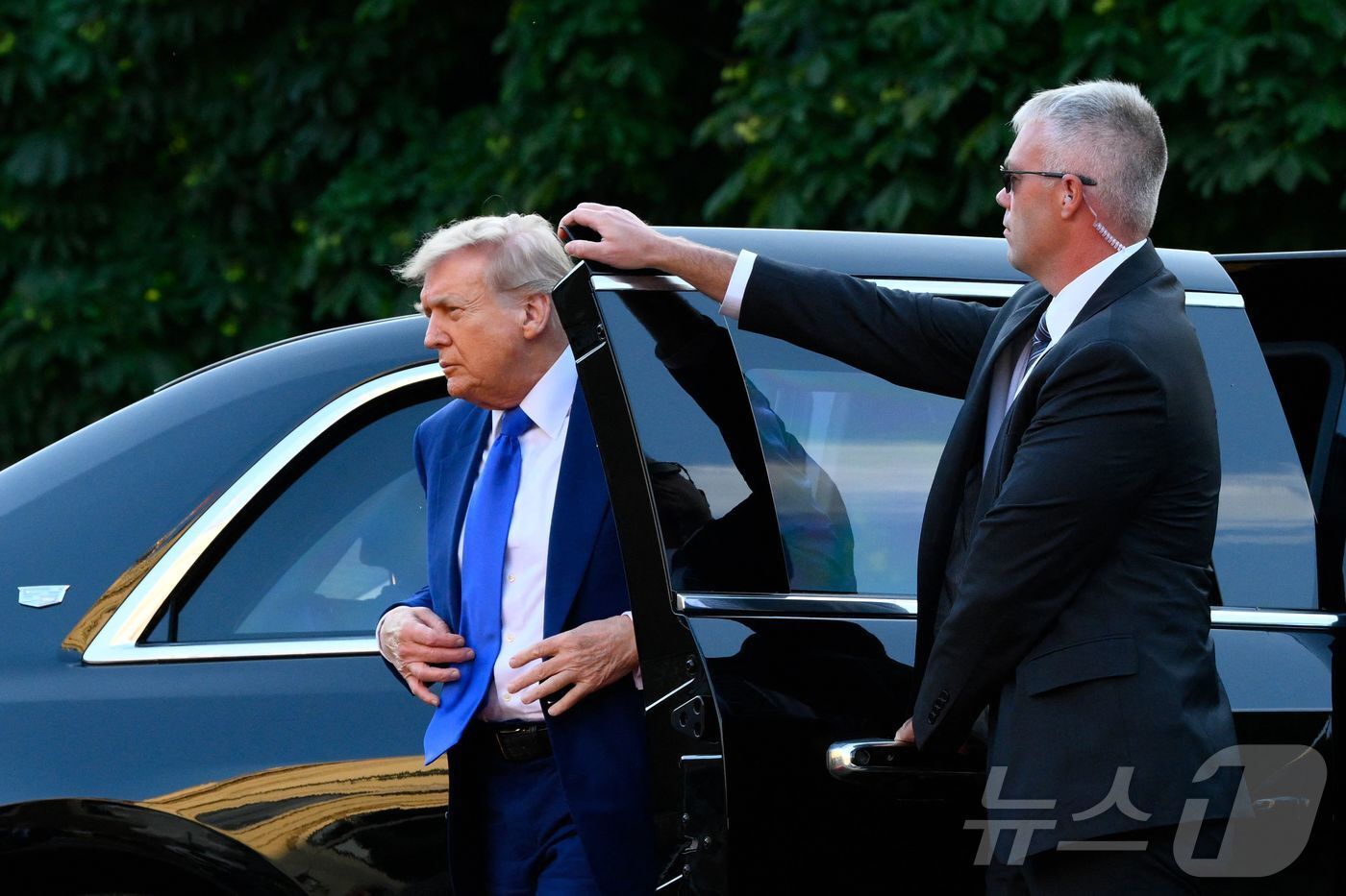 본문 이미지 - 도널드 트럼프 미국 대통령이 24일&#40;현지시간&#41; 24일&#40;현지시간&#41; 네덜란드 헤이그 하우스텐보스궁에서 열린 북대서양조약기국 회원국 정상 만찬에 참석하고 있다. ⓒ AFP=뉴스1