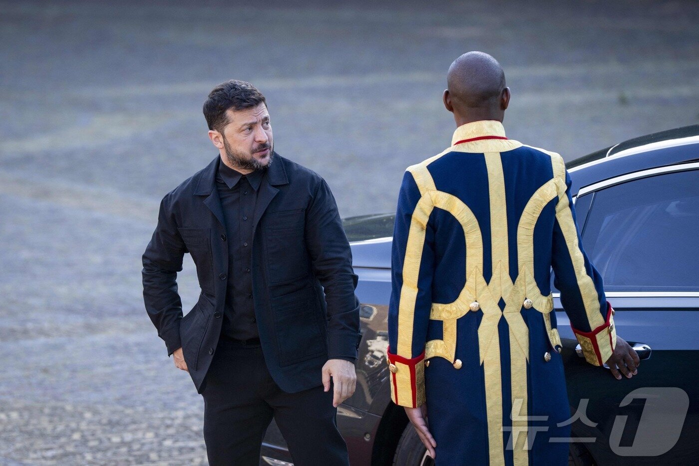 본문 이미지 - 볼로디미르 젤렌스키 우크라이나 대통령이 24일&#40;현지시간&#41; 24일&#40;현지시간&#41; 네덜란드 헤이그 하우스텐보스궁에서 열린 북대서양조약기국 회원국 정상 만찬에 참석하고 있다. ⓒ AFP=뉴스1