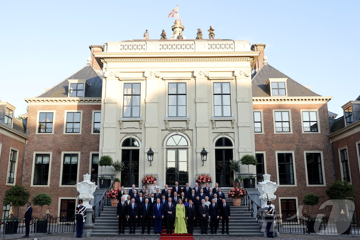 본문 이미지 - 나토 회원국 정상들이 24일&#40;현지시간&#41; 네덜란드 헤이그에서 열린 북대서양조약기구 국가 정부 정상회의에서 빌럼 알렉산더르 네덜란드 국왕과 막시마 왕비와 함께 기념촬영을 하고 있다. ⓒ 로이터=뉴스1