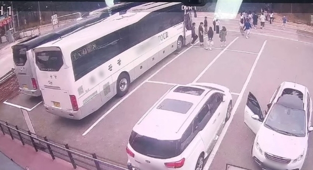 "단체 예약한 관광버스 손님들, 화장실만 쓰고 갔다"