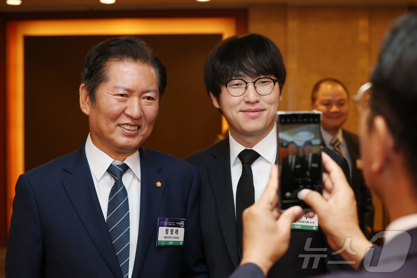 (서울=뉴스1) 국회사진기자단 = 정청래 더불어민주당 의원(왼쪽)이 25일 서울 중구 롯데호텔에서 열린 2025 경향포럼에서 하정우 AI미래기획수석과 사진을 찍고 있다. 2025. …