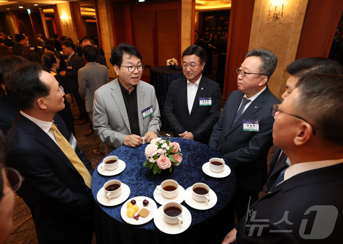 (서울=뉴스1) 국회사진기자단 = 이한주 국정기획위원회 위원장이 25일 서울 중구 롯데호텔에서 열린 2025 경향포럼에서 정상혁 신한은행장, 이환주 KB국민은행장 등 금융권 참석 …