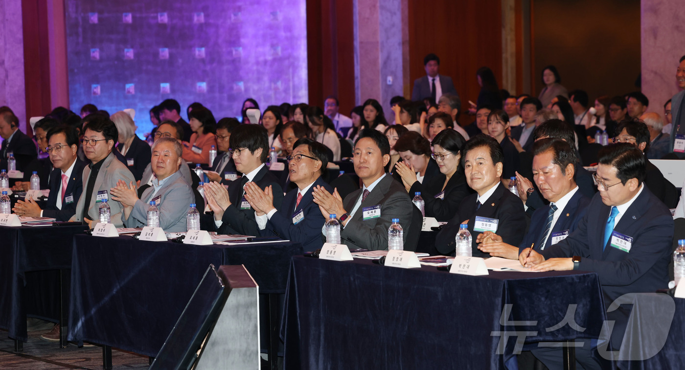 (서울=뉴스1) 국회사진기자단 = 25일 서울 중구 롯데호텔에서 열린 2025 경향포럼에서 참석자들이 손뼉치고 있다. 앞줄 오른쪽부터 더불어민주당 박찬대·정청래 의원, 정동영 통일 …