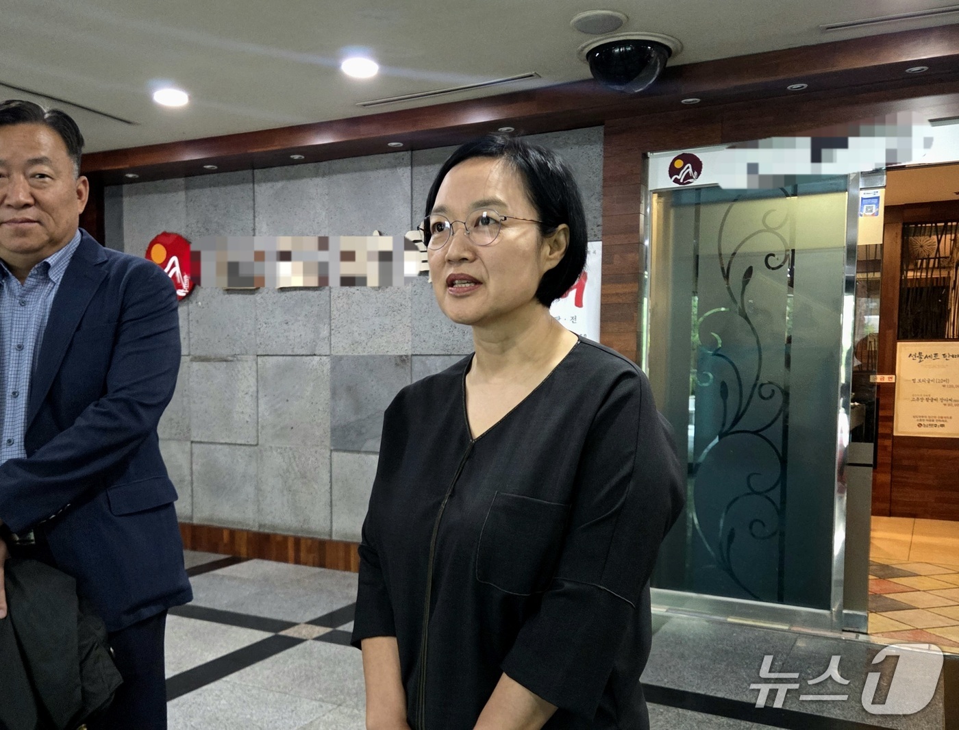 (서울=뉴스1) 장시온 기자 = 한성숙 중소벤처기업부 장관 후보자가 25일 오전 서울 여의도에 마련된 인사청문회준비단 사무실에 출근해 기자들과 질의응답을 하고 있다. 2025.6. …