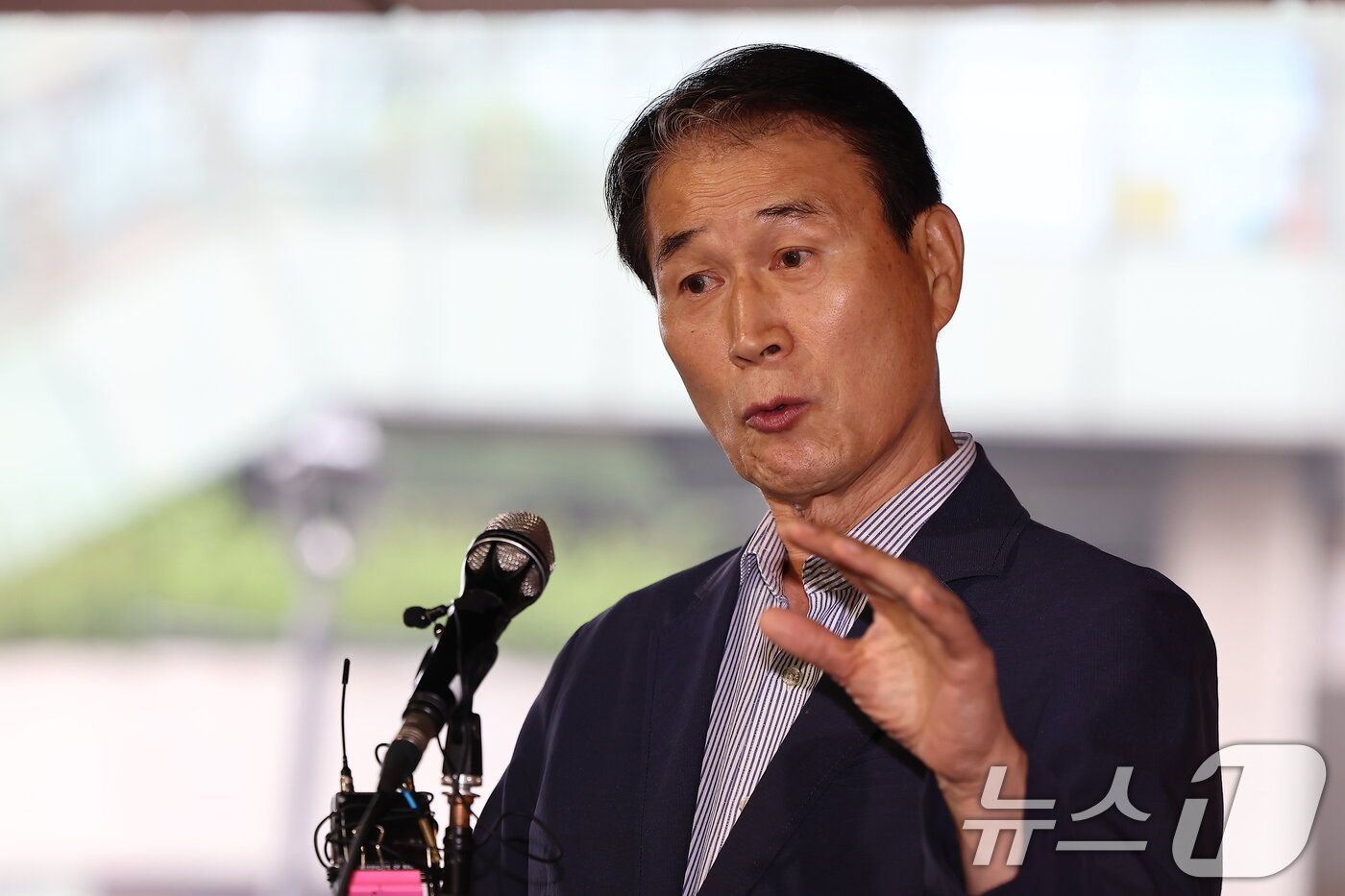 본문 이미지 - 권오을 국가보훈부 장관 후보자가 25일 서울 중구 서울스퀘어에 마련된 인사청문회 사무실로 출근하며 취재진 질문에 답하고 있다. 2025.6.25/뉴스1 ⓒ News1 김도우 기자