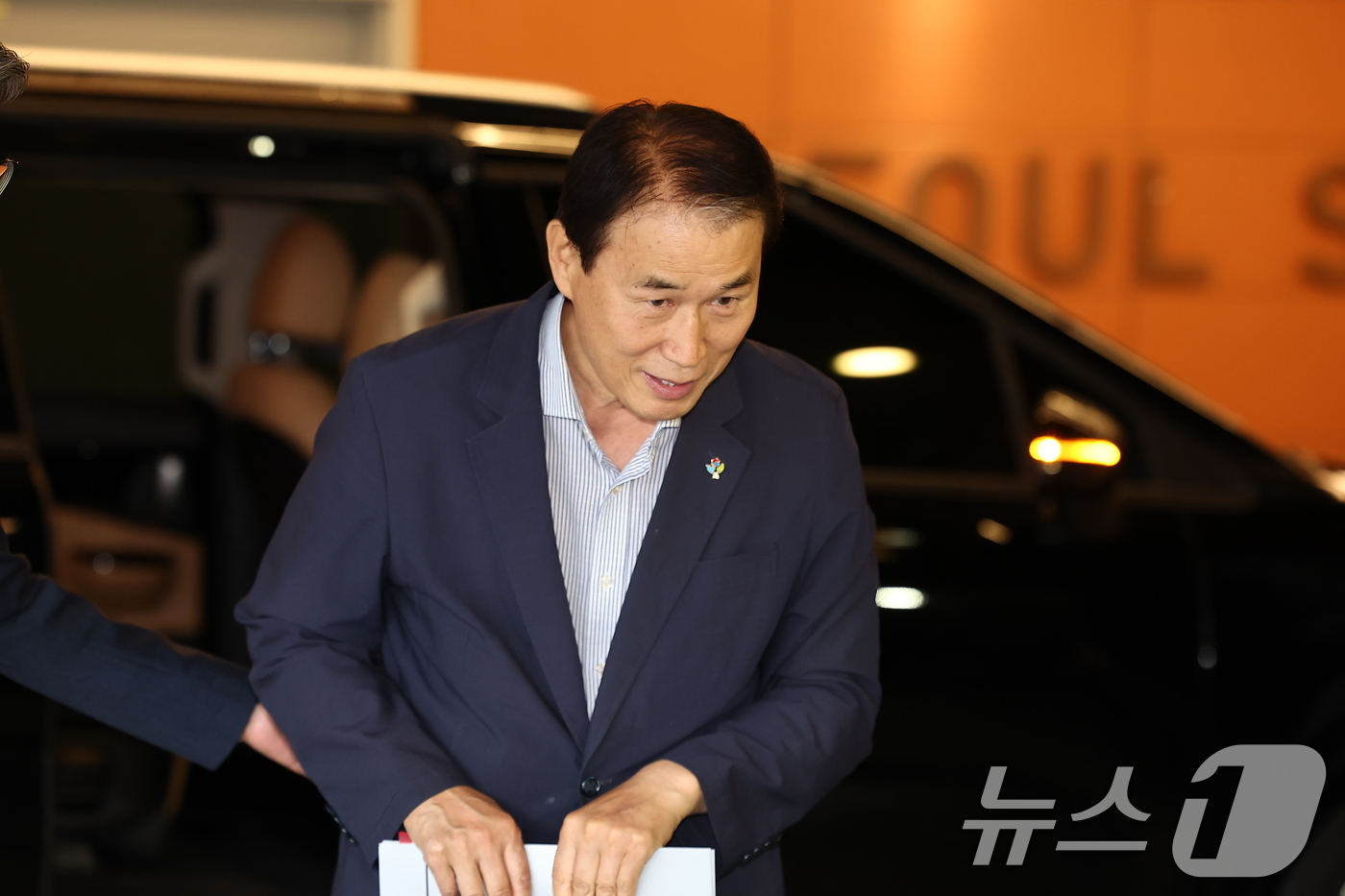 (서울=뉴스1) 김도우 기자 = 권오을 국가보훈부 장관 후보자가 25일 서울 중구 서울스퀘어에 마련된 인사청문회 사무실로 출근하고 있다. 2025.6.25/뉴스1