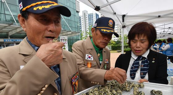 주먹밥 시식하는 참전 용사들