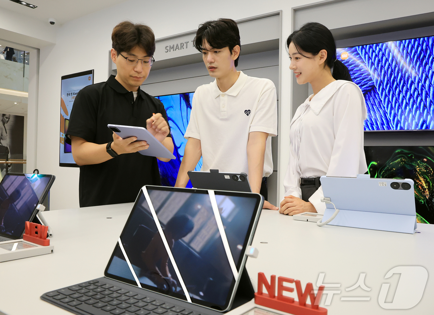 (서울=뉴스1) 김진환 기자 = 25일 오전 서울 영등포구 여의도 샤오미 스토어 서울 IFC몰 여의도점에서 열린 첫 공식 오프라인 매장 오픈 기념행사에서 모델들이 관계자에게 제품 …