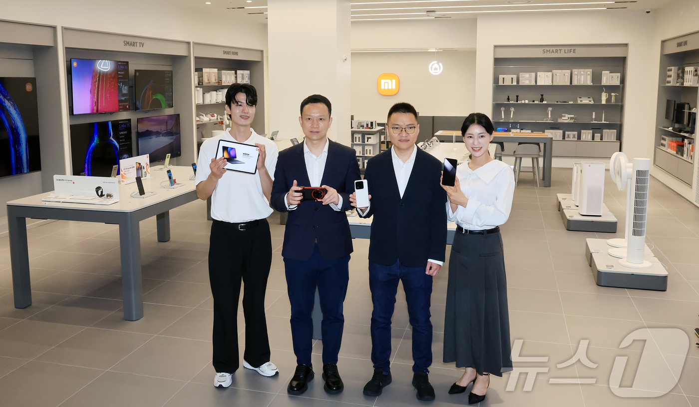(서울=뉴스1) 김진환 기자 = 앤드류 리 샤오미 동아시아 총괄(오른쪽 두번째)과 조니 우 샤오미코리아 사장(왼쪽 두 번째)이 25일 오전 서울 영등포구 여의도 샤오미 스토어 서울 …