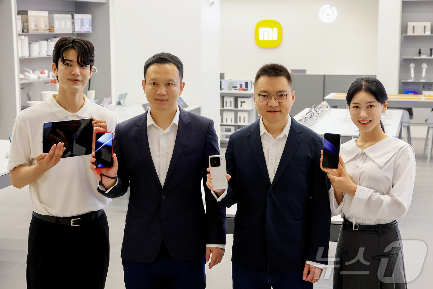 (서울=뉴스1) 김진환 기자 = 앤드류 리 샤오미 동아시아 총괄(오른쪽 두번째)과 조니 우 샤오미코리아 사장(왼쪽 두 번째)이 25일 오전 서울 영등포구 여의도 샤오미 스토어 서울 …