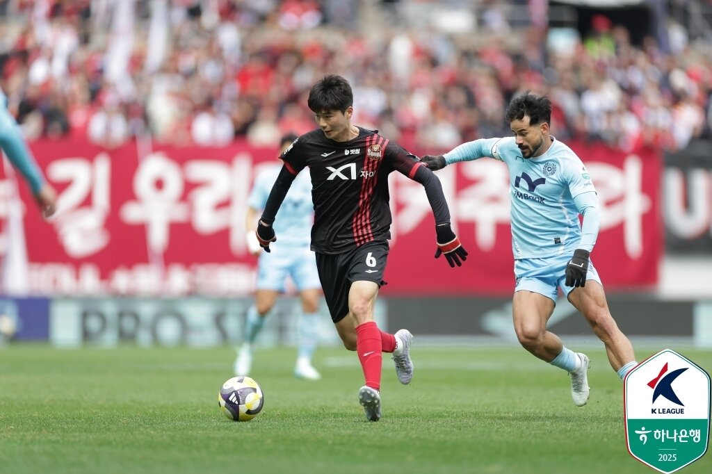 본문 이미지 - 경기 출전이 목 말랐던 기성용은 결국 새로운 팀으로의 이적을 결심했다. (한국프로축구연맹 제공)