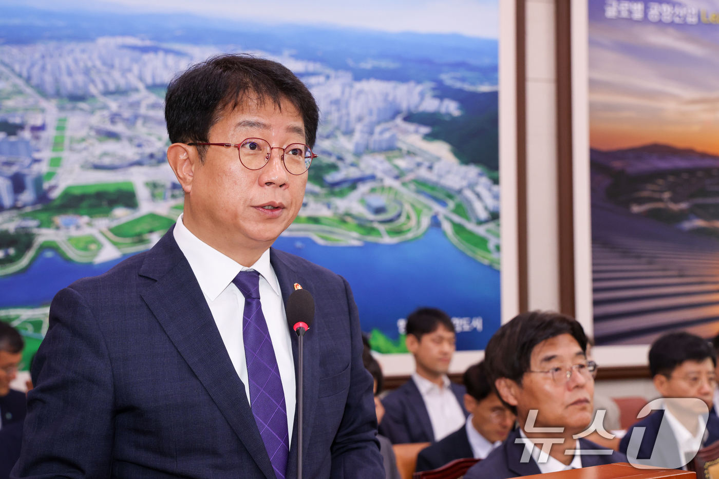 (서울=뉴스1) 안은나 기자 = 박상우 국토교통부 장관이 25일 오전 서울 여의도 국회에서 열린 제426회국회(임시회) 국토교통위원회 제1차 전체회의에서 추경안 보고를 하고 있다. …