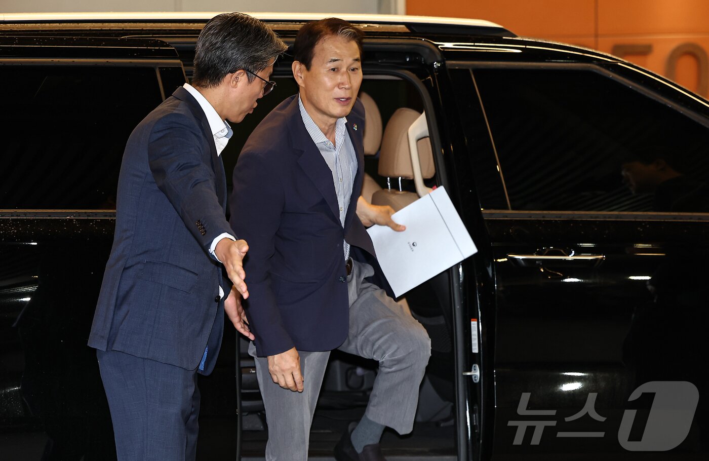 본문 이미지 - 권오을 국가보훈부 장관 후보자가 25일 서울 중구 서울스퀘어에 마련된 인사청문회 사무실로 출근하고 있다. 2025.6.25/뉴스1 ⓒ News1 김도우 기자