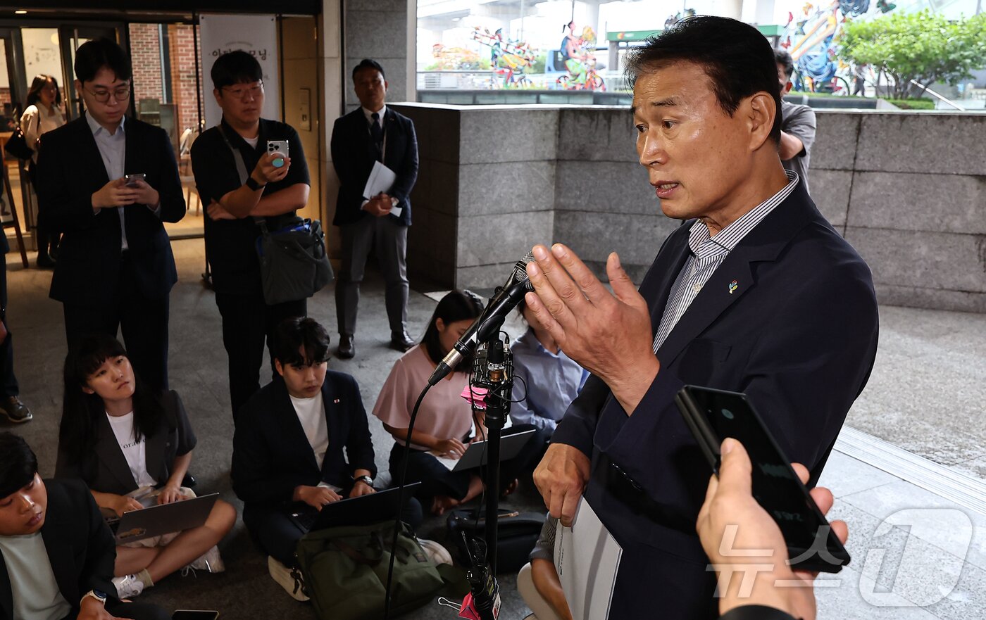 본문 이미지 - 권오을 국가보훈부 장관 후보자가 서울 중구 서울스퀘어에 마련된 인사청문회 사무실로 출근하며 취재진 질문에 답하고 있다. 2025.6.25/뉴스1 ⓒ News1 김도우 기자