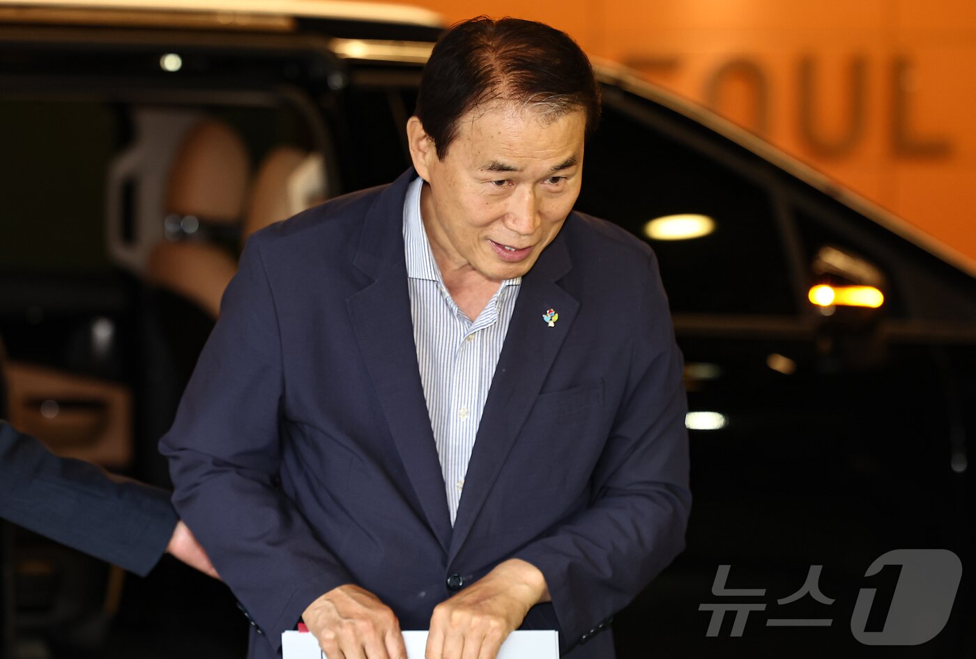 본문 이미지 - 권오을 국가보훈부 장관 후보자가 25일 서울 중구 서울스퀘어에 마련된 인사청문회 사무실로 출근하고 있다. 2025.6.25/뉴스1 ⓒ News1 김도우 기자