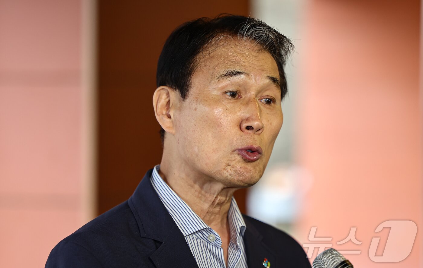 본문 이미지 - 권오을 국가보훈부 장관 후보자가 서울 중구 서울스퀘어에 마련된 인사청문회 사무실로 출근하며 취재진 질문에 답하고 있다. 2025.6.25/뉴스1 ⓒ News1 김도우 기자