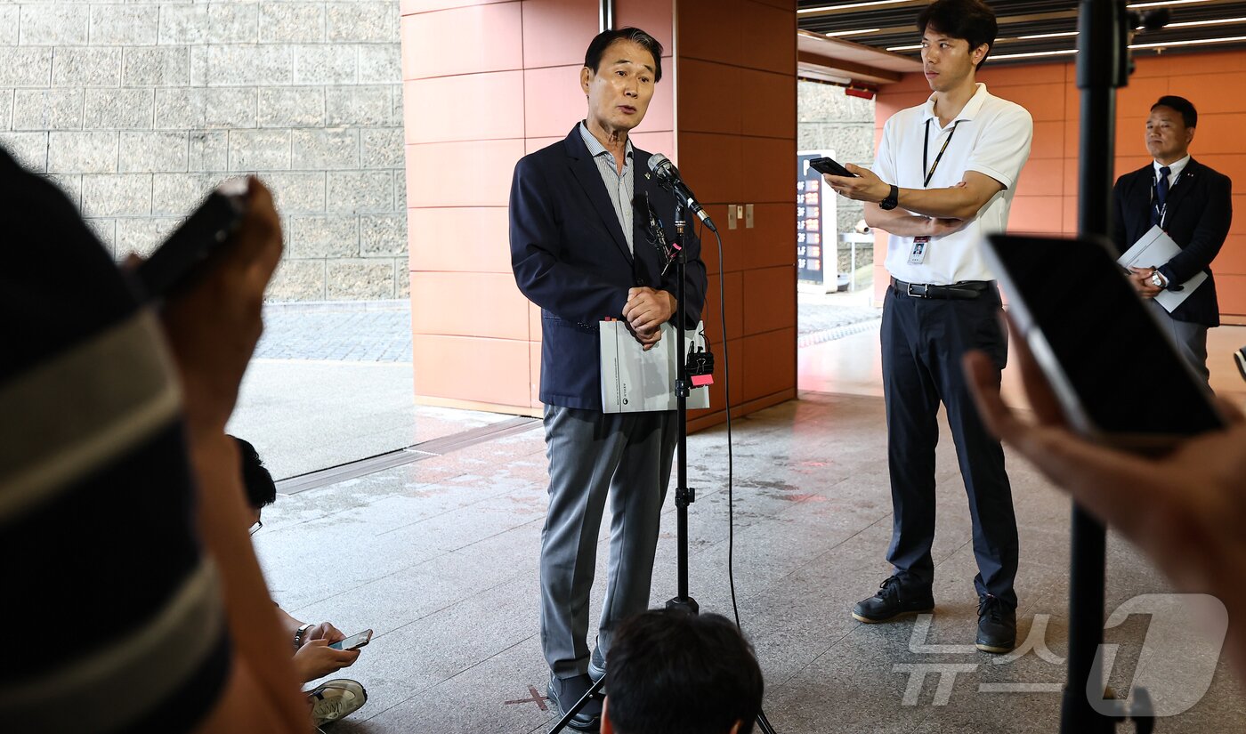 본문 이미지 - 권오을 국가보훈부 장관 후보자가 서울 중구 서울스퀘어에 마련된 인사청문회 사무실로 출근하며 취재진 질문에 답하고 있다. 2025.6.25/뉴스1 ⓒ News1 김도우 기자