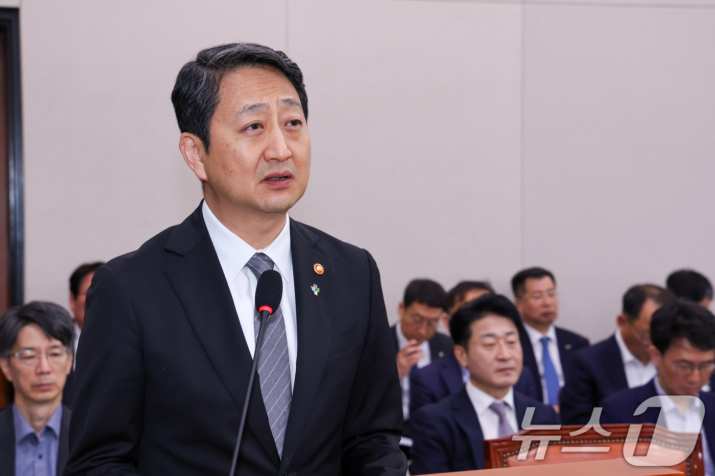 (서울=뉴스1) 안은나 기자 = 안덕근 산업통상자원부 장관이 25일 오전 서울 여의도 국회에서 열린 제426회국회(임시회) 산업통상자원중소벤처기업위원회 제1차 전체회의에서 추경안 …