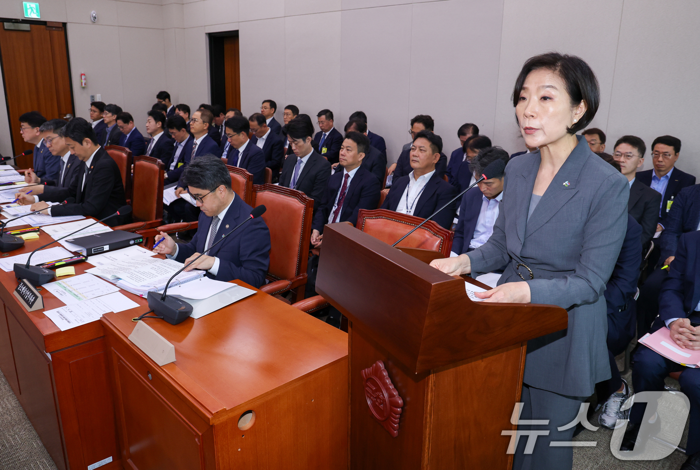 (서울=뉴스1) 안은나 기자 = 오영주 중소벤처기업부 장관이 25일 오전 서울 여의도 국회에서 열린 제426회국회(임시회) 산업통상자원중소벤처기업위원회 제1차 전체회의에서 추경안 …