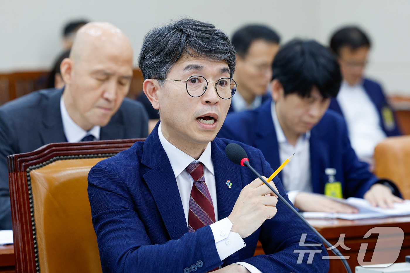 (서울=뉴스1) 안은나 기자 = 김완섭 환경부 장관이 25일 오전 서울 여의도 국회에서 열린 제426회국회(임시회) 환경노동위원회 제1차 전체회의에서 의원 질의에 답하고 있다. 2 …