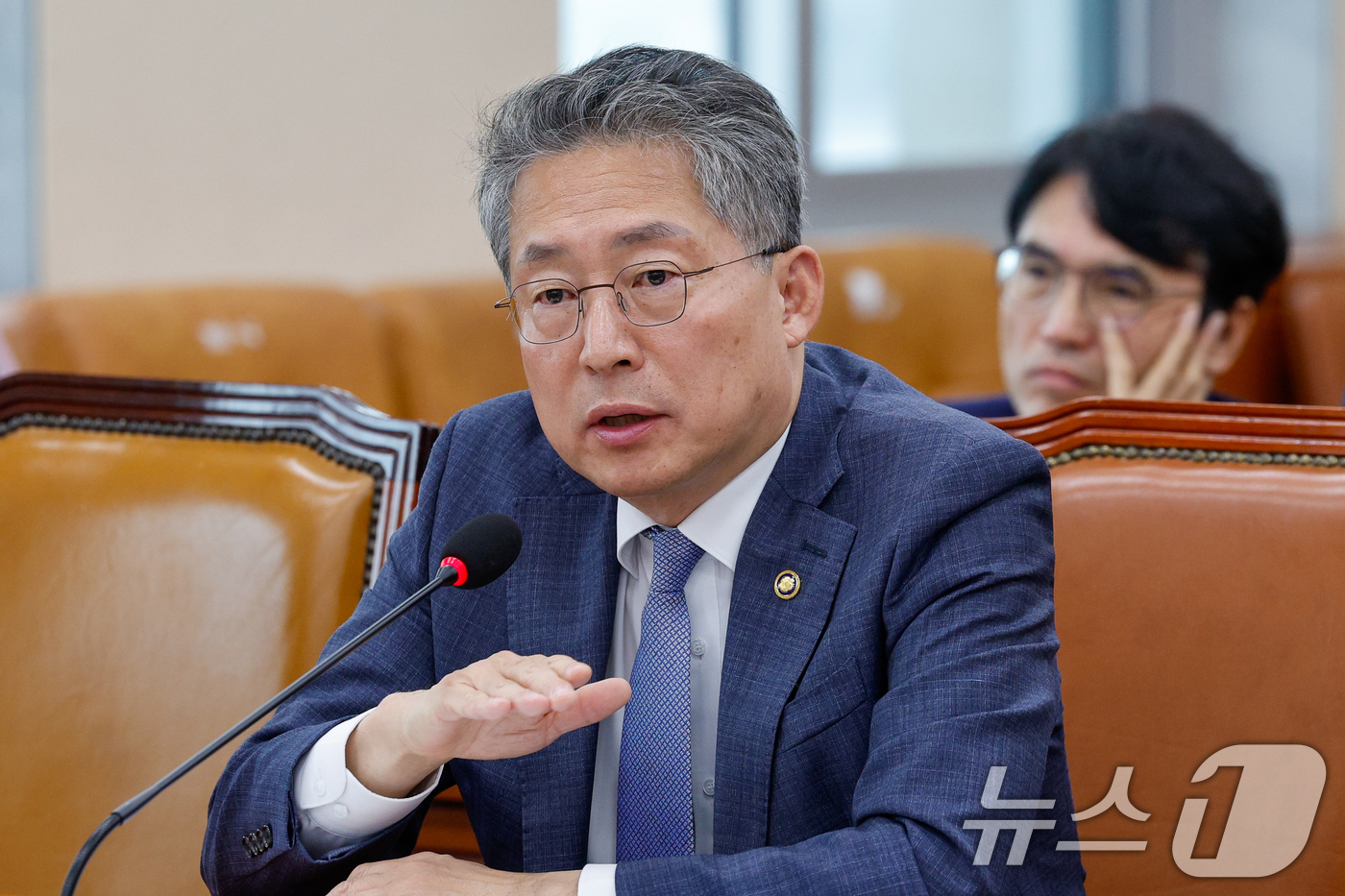 (서울=뉴스1) 안은나 기자 = 김민석 고용노동부 장관 직무대행(차관)이 25일 오전 서울 여의도 국회에서 열린 제426회국회(임시회) 환경노동위원회 제1차 전체회의에서 의원 질의 …