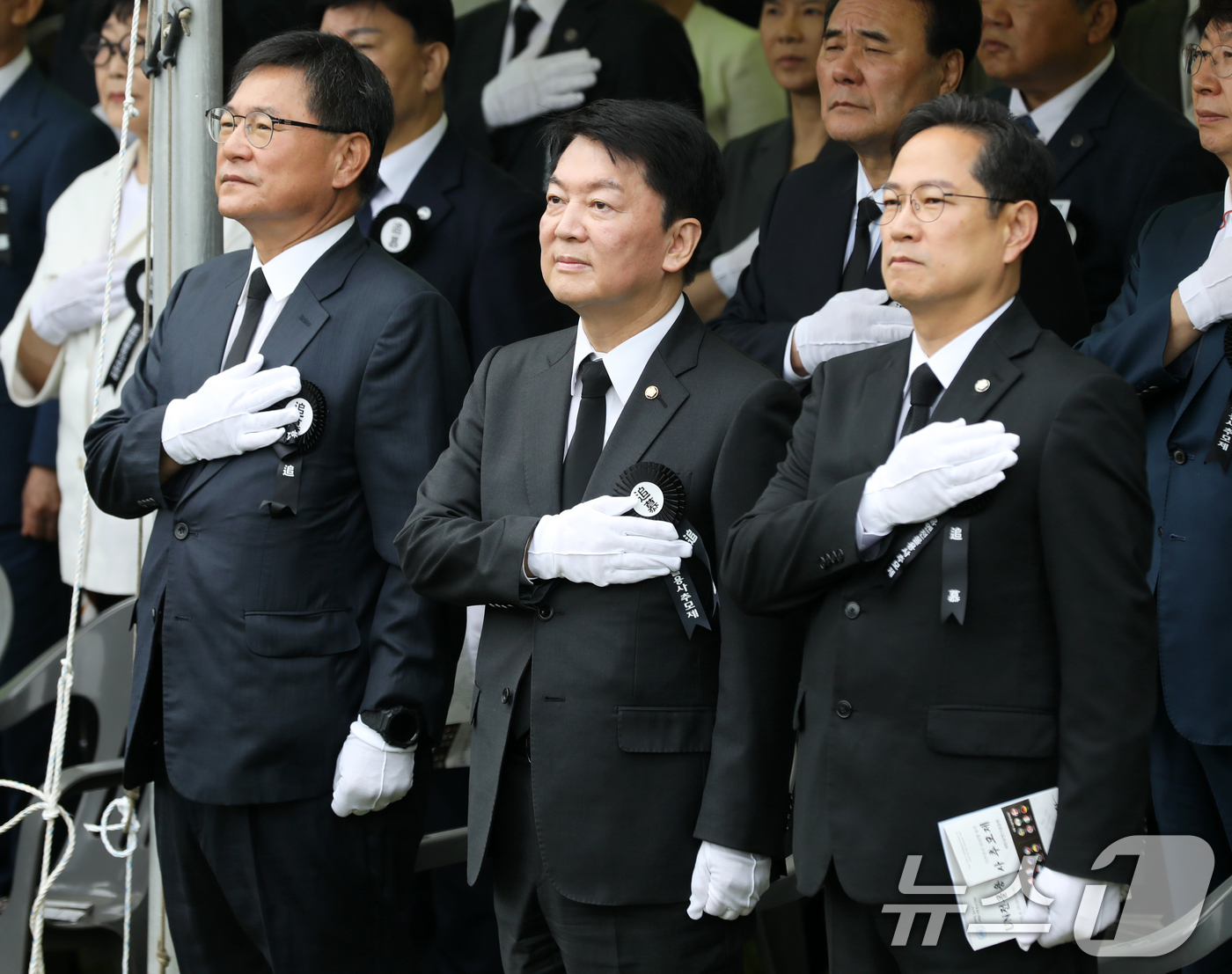 (부산=뉴스1) 윤일지 기자 = 안철수 국민의힘 의원이 25일 오전 부산 남구 유엔기념공원에서 열린 제75주년 6·25전쟁 참전 유엔전몰용사 추모제서 국민의례를 하고 있다. 202 …