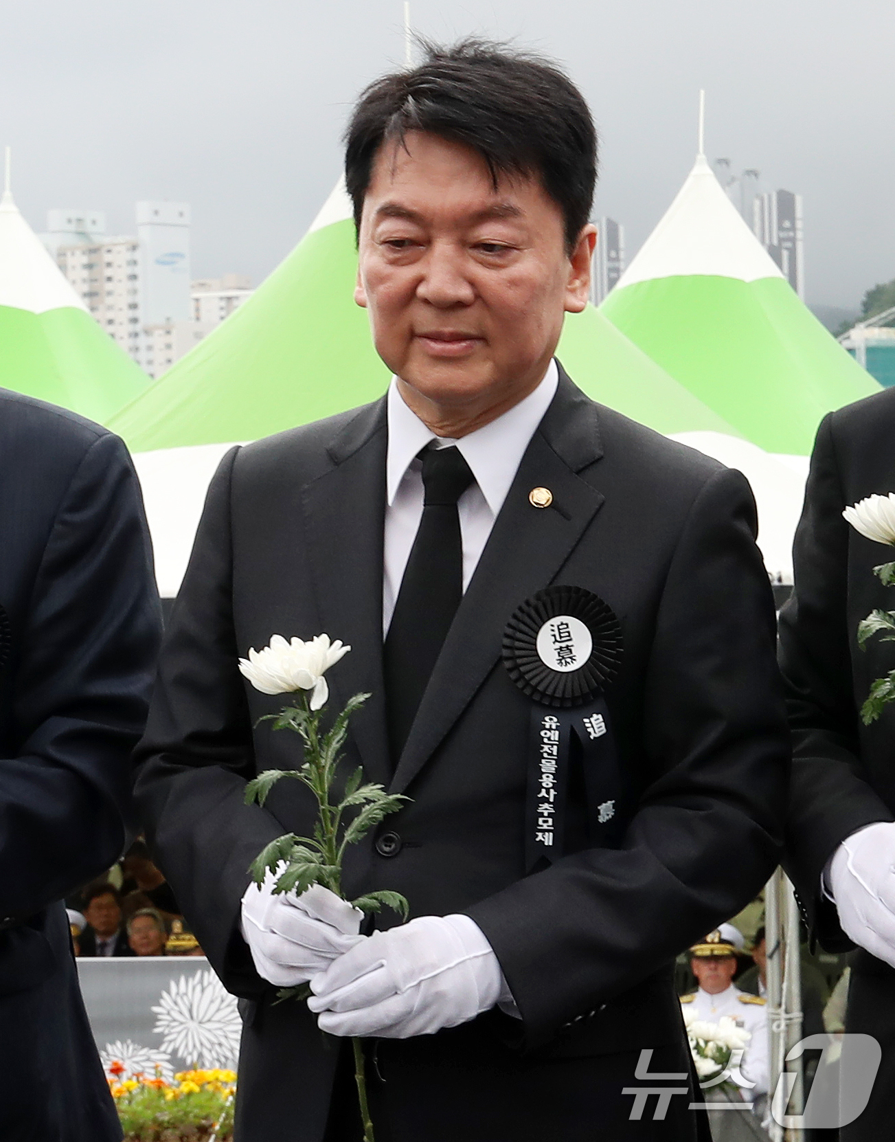 (부산=뉴스1) 윤일지 기자 = 안철수 국민의힘 의원이 25일 오전 부산 남구 유엔기념공원에서 열린 제75주년 6·25전쟁 참전 유엔전몰용사 추모제에서 헌화하고 있다. 2025.6 …