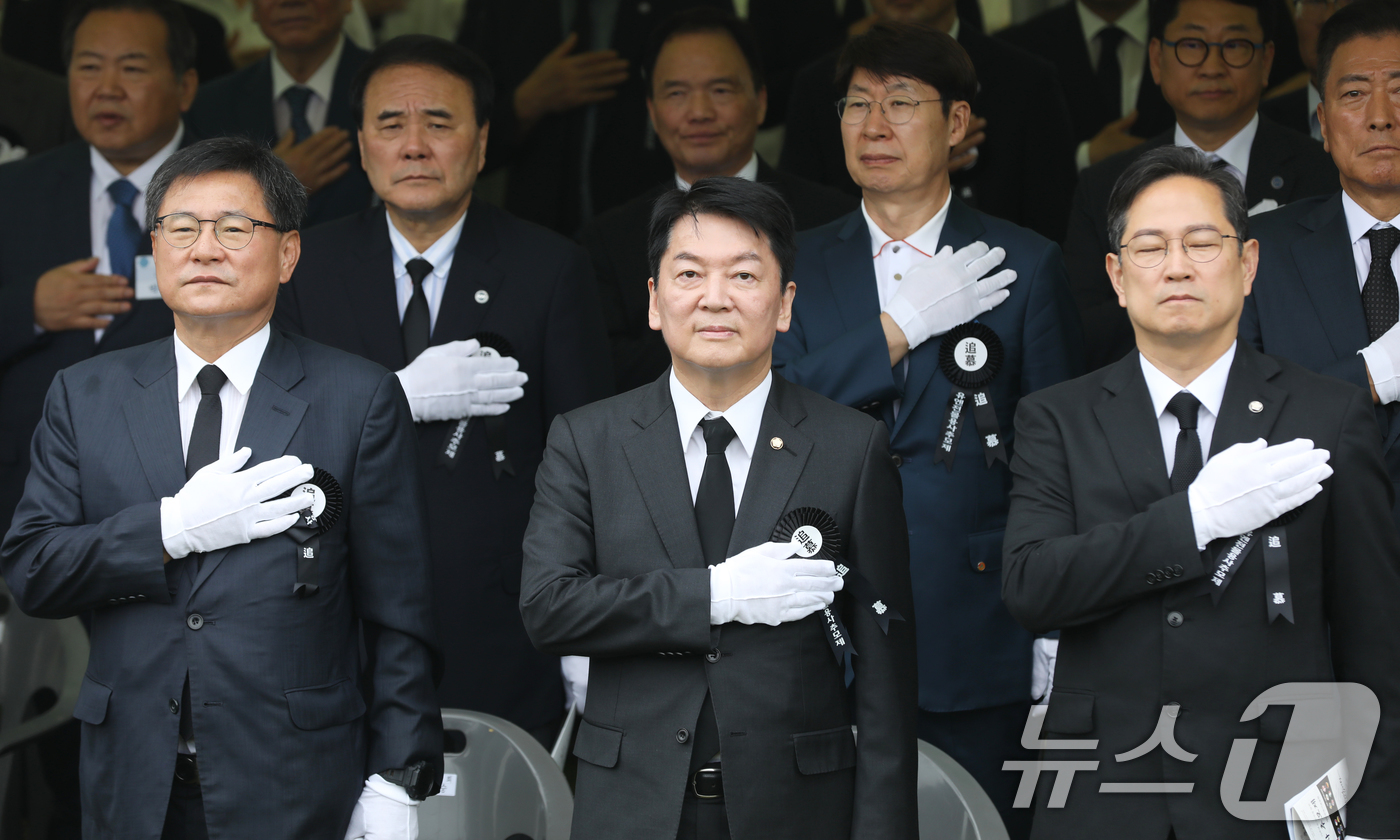 (부산=뉴스1) 윤일지 기자 = 안철수 국민의힘 의원이 25일 오전 부산 남구 유엔기념공원에서 열린 제75주년 6·25전쟁 참전 유엔전몰용사 추모제에서 국민의례를 하고 있다.  2 …