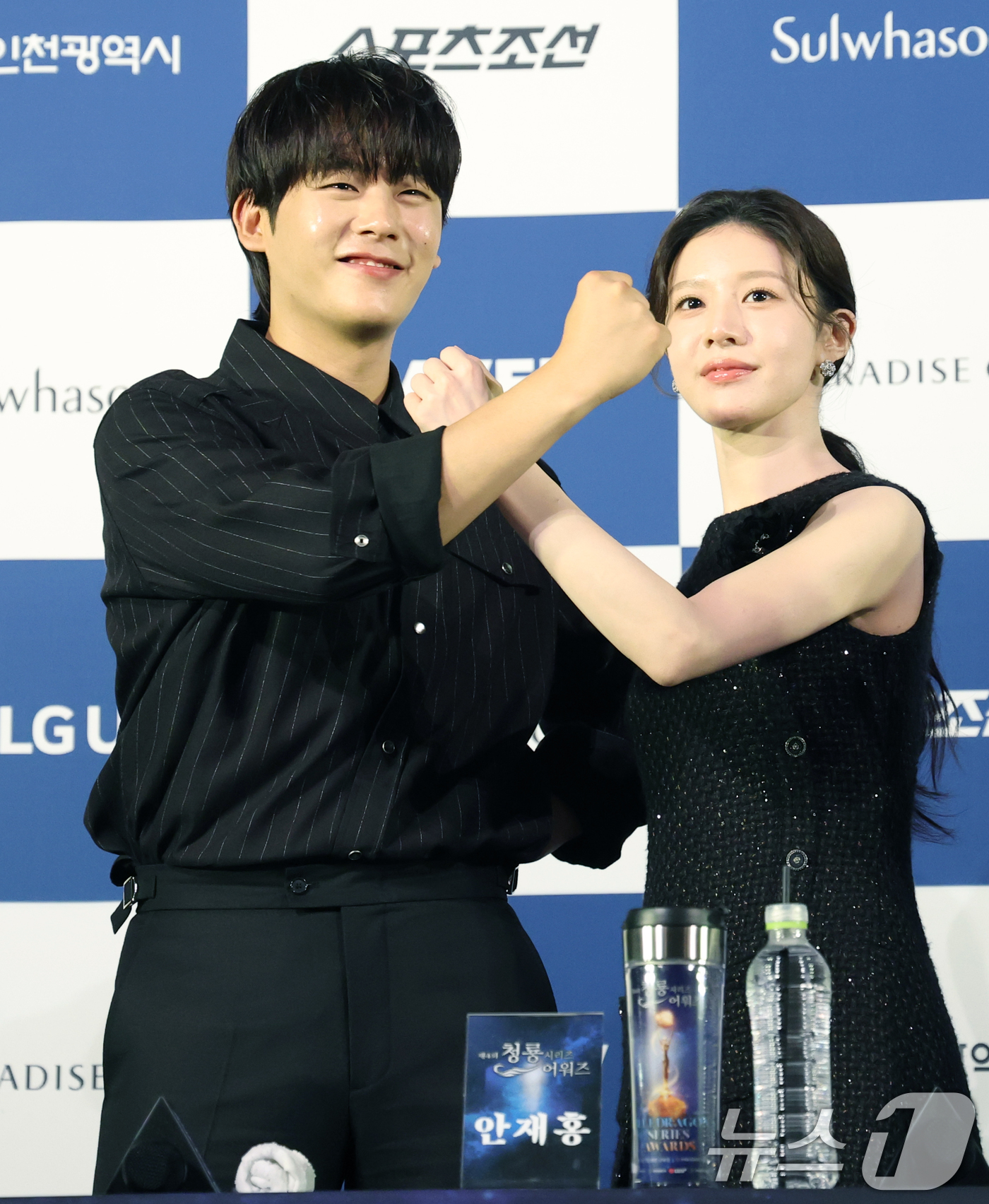 (서울=뉴스1) 권현진 기자 = 배우 이정하와 고윤정(오른쪽)이 25일 서울 영등포구 CGV여의도에서 열린 제4회 청룡시리즈어워즈 핸드프린팅 행사에서 포즈를 취하고 있다. 2025 …