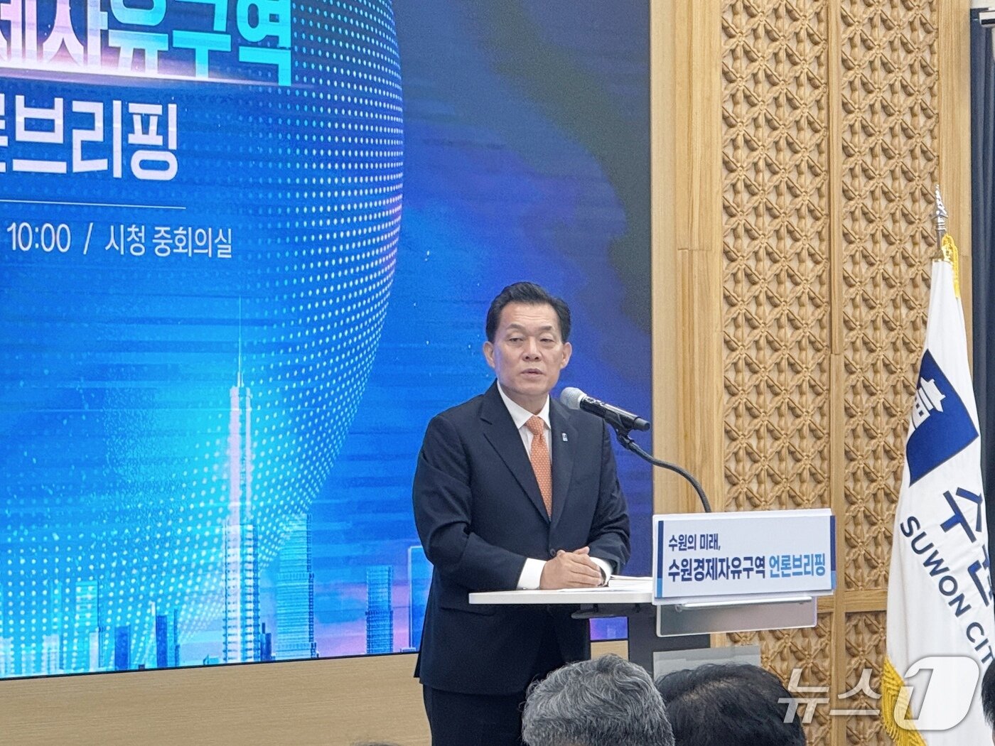 본문 이미지 - 이재준 경기 수원시장이 25일 오전 시청 별관 1층 중회의실에서 언론브리핑을 열고 발언하고 있다. 2025.6.25/뉴스1 ⓒ News1 김기현기자 