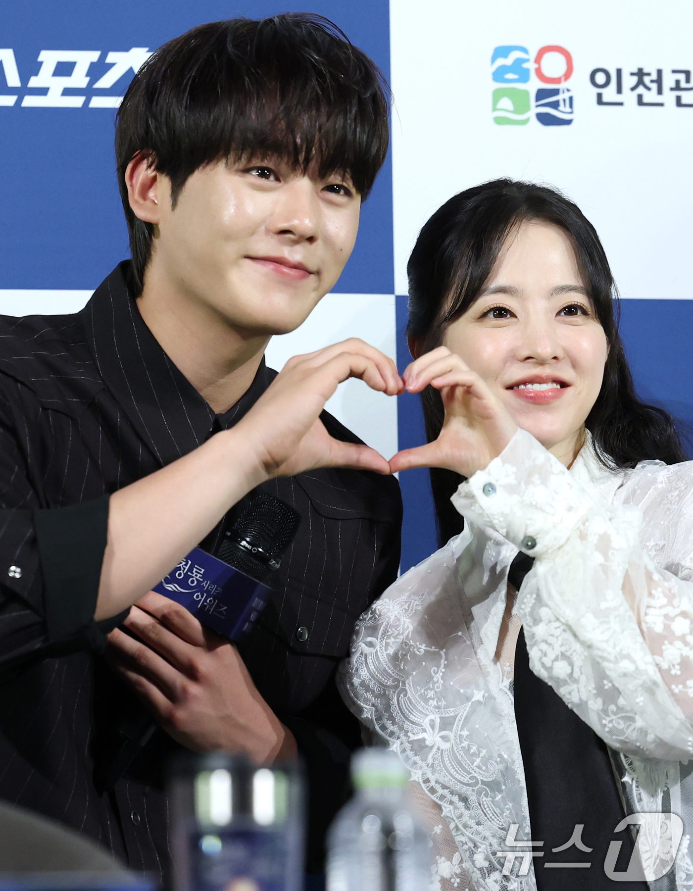 (서울=뉴스1) 권현진 기자 = 배우 이정하(왼쪽)와 박보영이 25일 서울 영등포구 CGV여의도에서 열린 제4회 청룡시리즈어워즈 핸드프린팅 행사에서 포즈를 취하고 있다. 2025. …