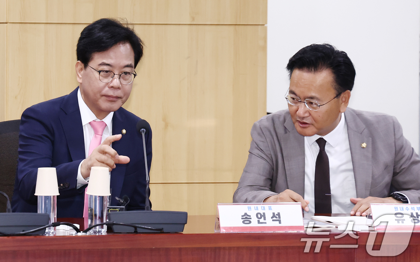 (서울=뉴스1) 김민지 기자 = 국민의힘 송언석 원내대표와 유상범 원내수석부대표가 25일 오전 서울 여의도 국회 의원회관에서 열린 '검수완박 시즌2 : 국가수사위원회가 통제하는 수 …