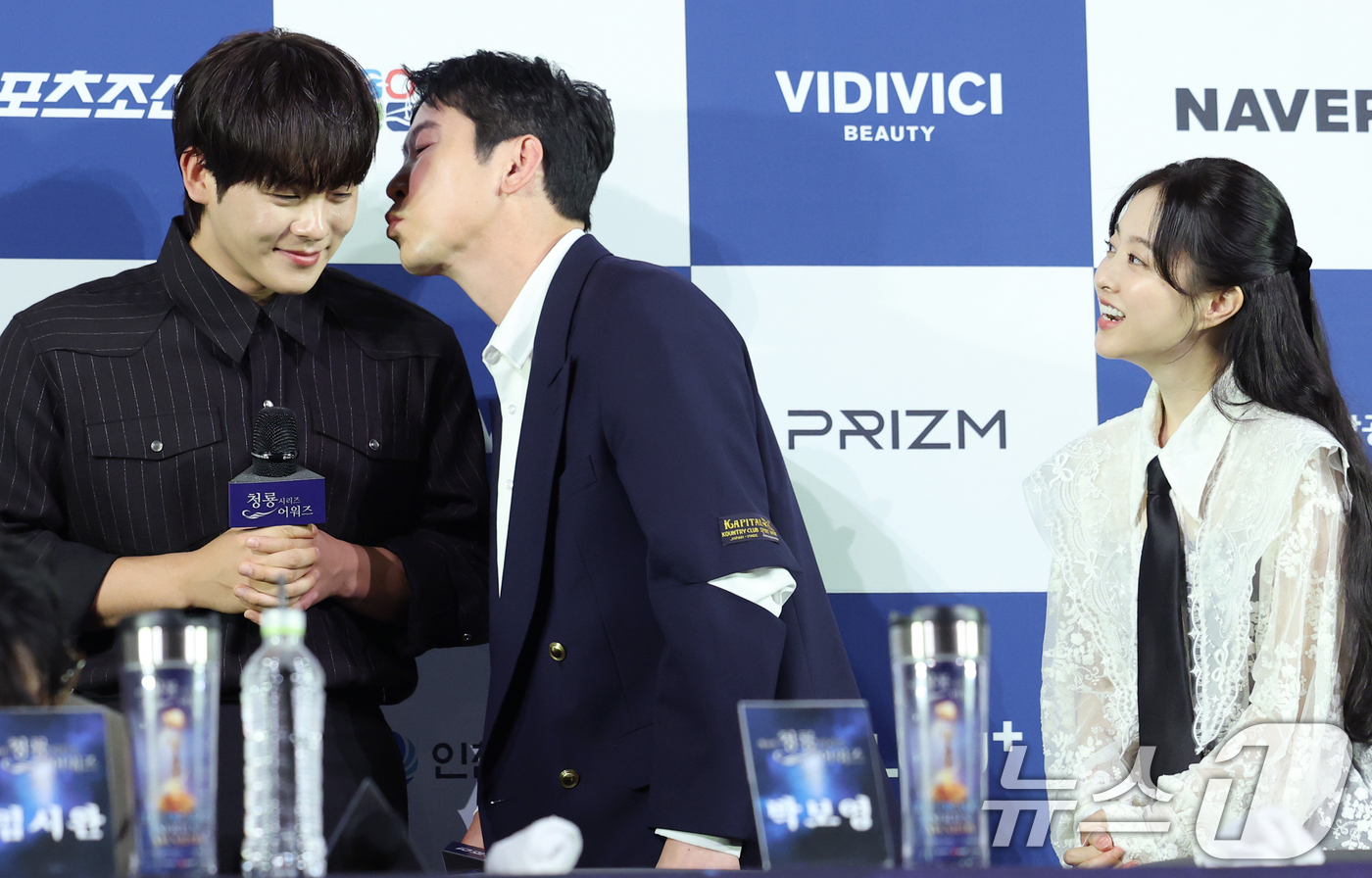 (서울=뉴스1) 권현진 기자 = 방송인 신동엽(가운데)이 25일 서울 영등포구 CGV여의도에서 열린 제4회 청룡시리즈어워즈 핸드프린팅 행사에서 박보영(오른쪽) 대신 이정하에게 볼 …